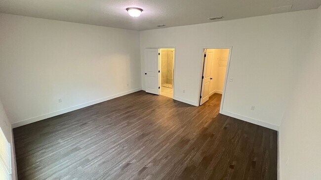 Building Photo - Spacious 4BR Home with Well Water, Pet-Friendly & No HOA