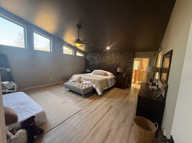 Building Photo - 1925 Bunting Ct