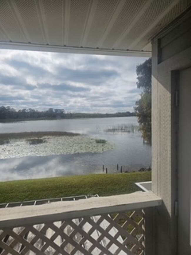 Building Photo - 2 bed 2.5 bath Lake Front Townhouse