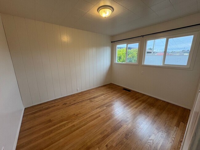 Building Photo - 3 Bed One Bath House