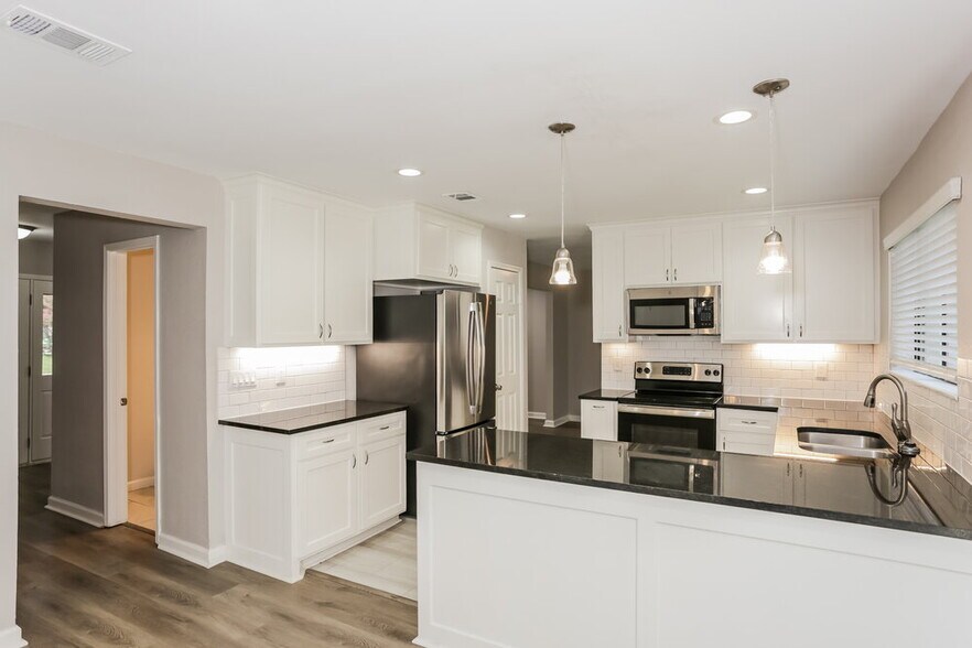 Building Photo - 5911 Rocky Point Dr