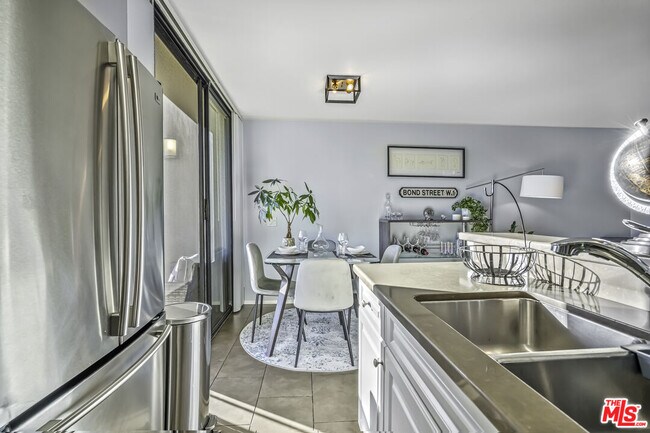 Building Photo - 7320 Hawthorn Ave