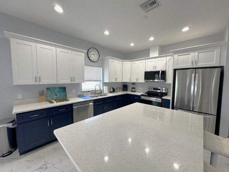 Building Photo - 302 Archimedes St