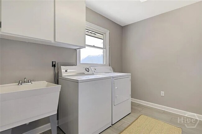 Building Photo - 154 MacKay Dr