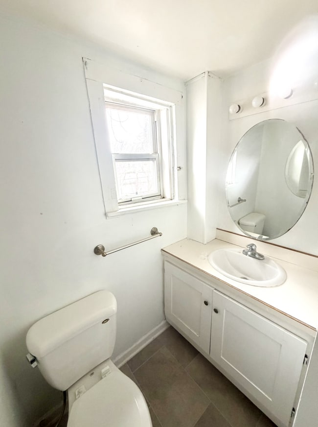 Building Photo - 3 Bedroom - 1 Bath Home WITH PROMO: ONE MONTH FREE!