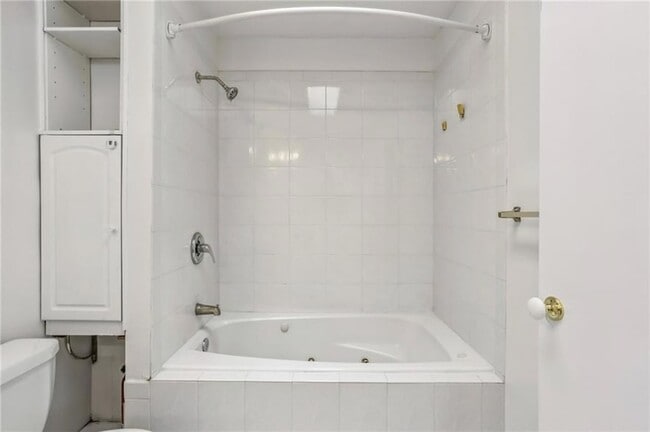 Building Photo - 2581 Sharondale Dr NE