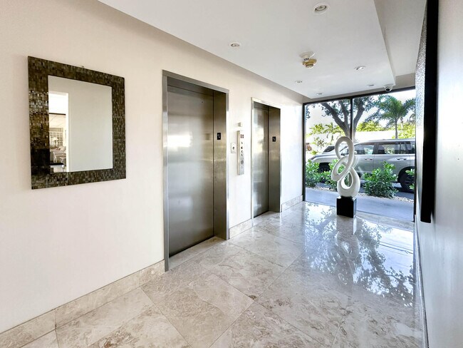 Building Photo - 4800 Bayview Dr