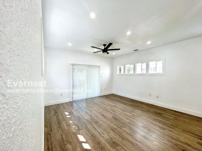 Building Photo - 1804 E Crockett St