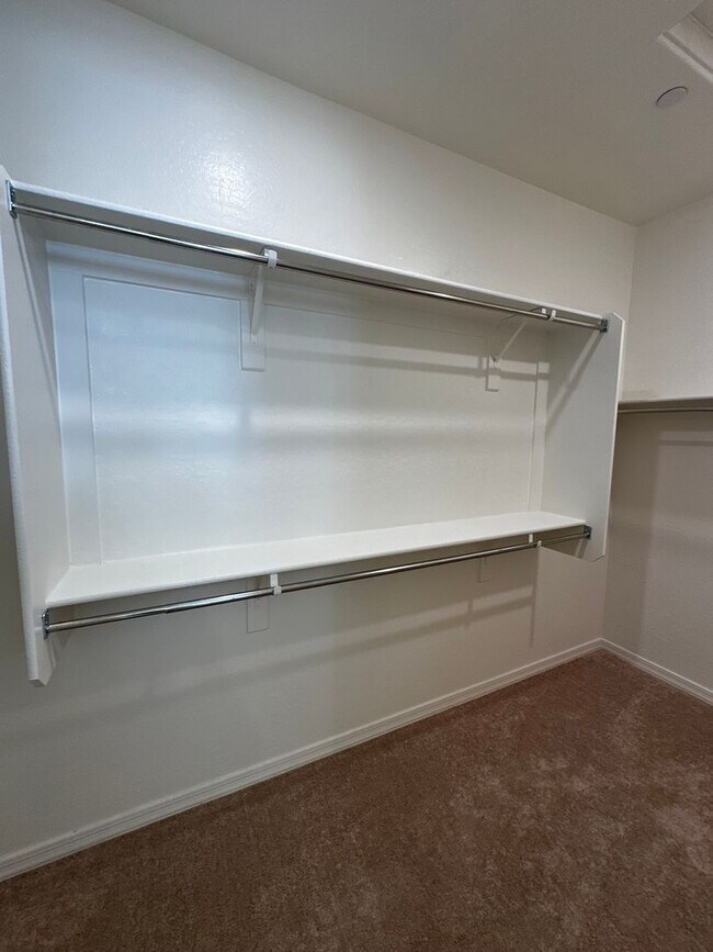 Building Photo - RECKER AND RAY MOVE IN READY 4 BEDROOM 2.5 BATHROOM HOME PERFECTLY LOCATED