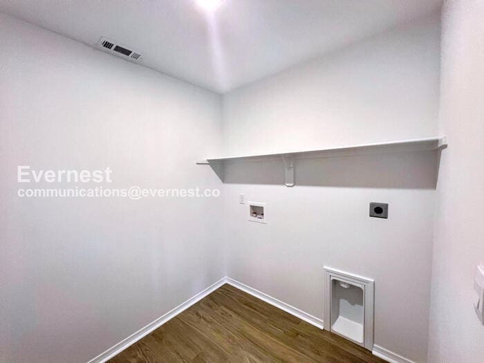 Building Photo - 104 E Sunbelt Ct