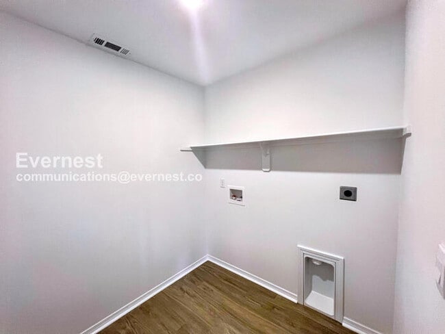 Building Photo - 104 E Sunbelt Ct