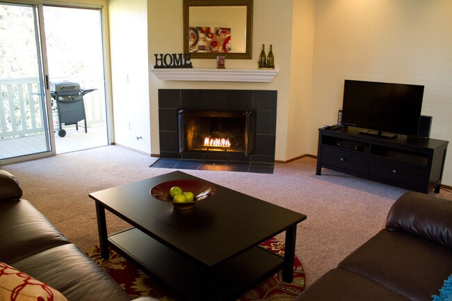 Building Photo - Beautiful Upstairs 2 Bedroom 1 Bath Apartments Available Now!!