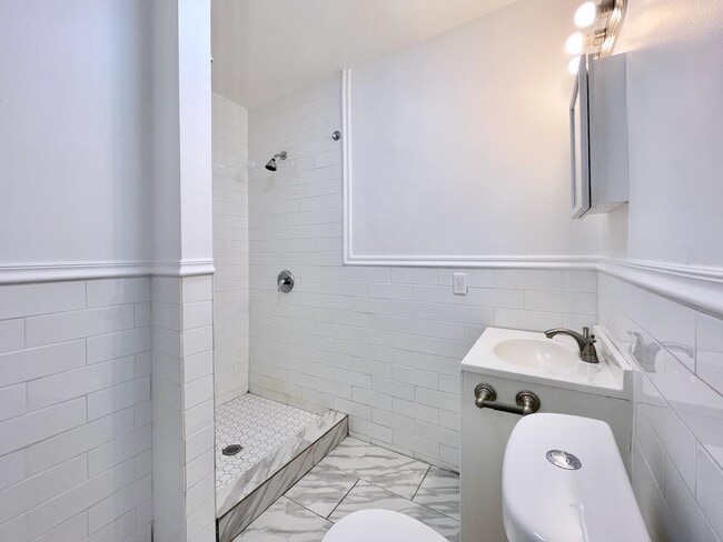 Building Photo - 389 Monmouth St