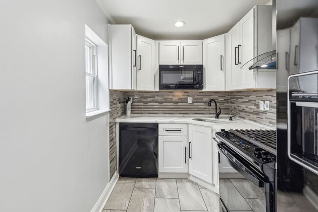Building Photo - Newly Renovated Single Family Brewerytown
