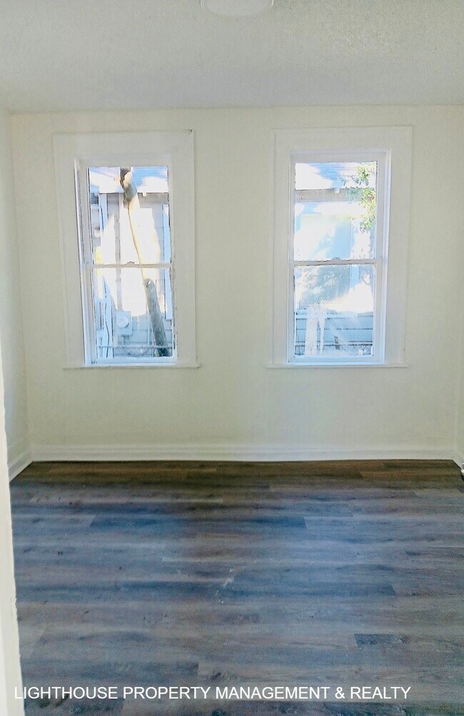 Building Photo - 3 Bed/1 Bath Craftsman Style Home!