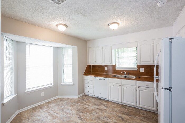 Building Photo - 12710 Pleasant View Dr