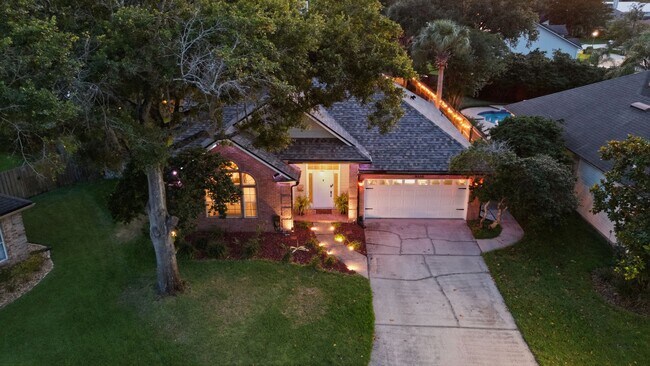 Building Photo - Pool Home