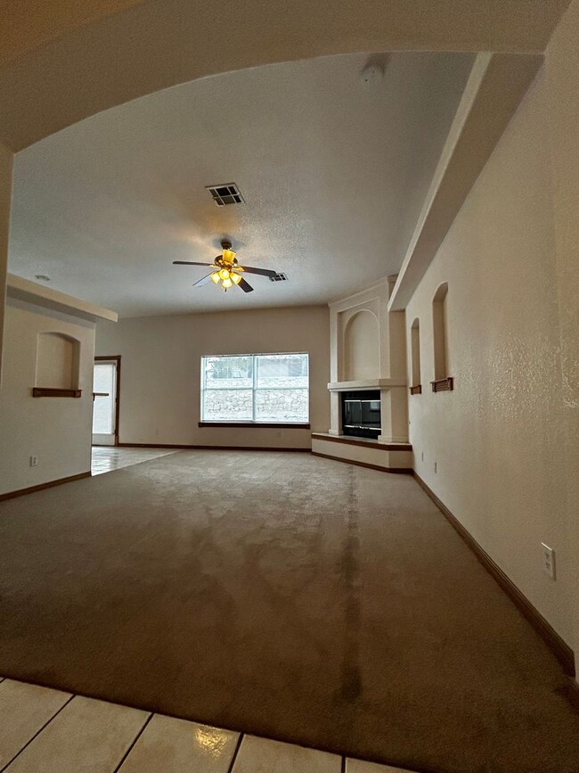 Building Photo - ** Move in Special $400.00 off First Month...