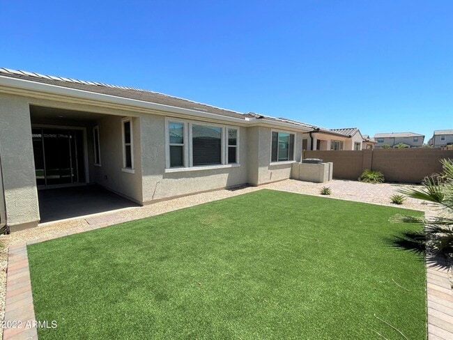 Building Photo - 9849 E Tahoe Ave