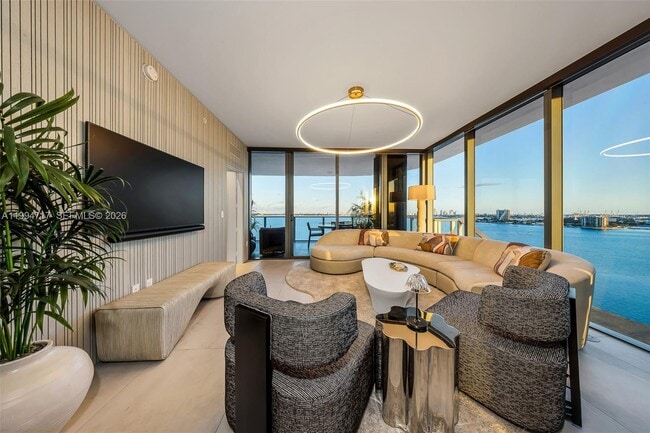 Building Photo - 700 NE 24th St