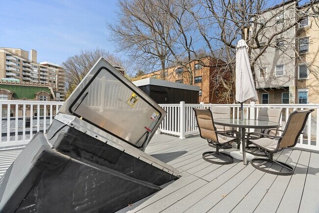 Building Photo - 1496 Beacon St