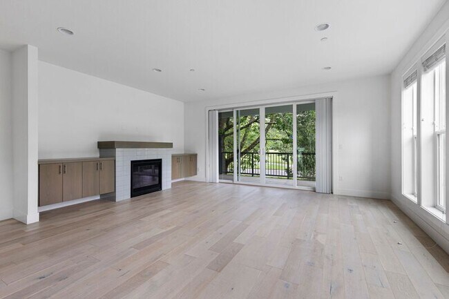 Building Photo - 2220 SE Lambert St