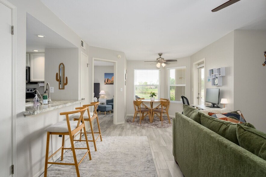 Building Photo - 4850 E Desert Cove Ave