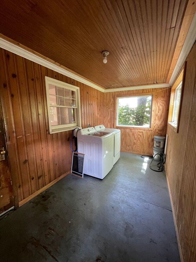 Building Photo - 4 bedroom 1 1/2 bath single family house with yard.