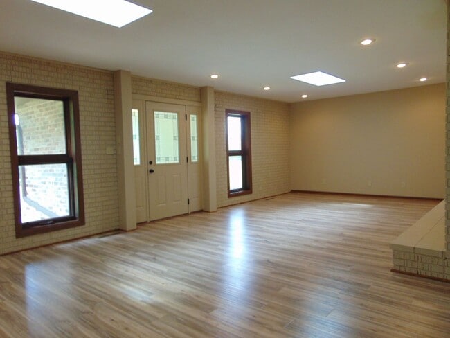 Building Photo - Amazing 3 Bed 2 Bath Country Home With Fab...
