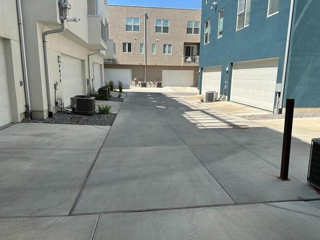 Building Photo - 4672 W Vermillion Dr