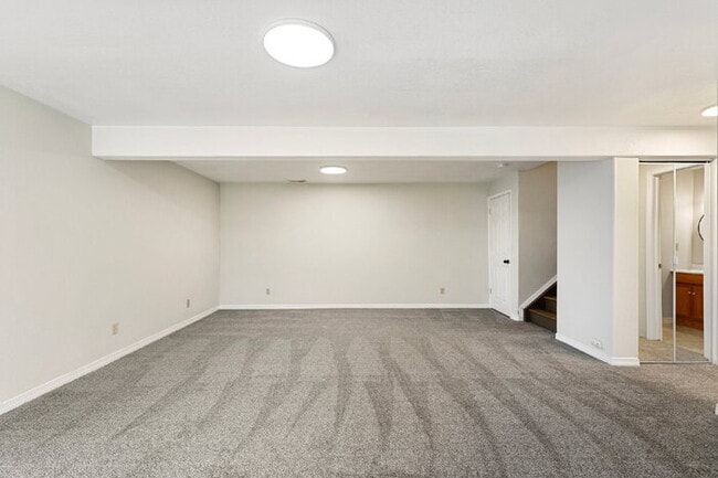 Building Photo - Updated Townhome with Views – Minutes to P...