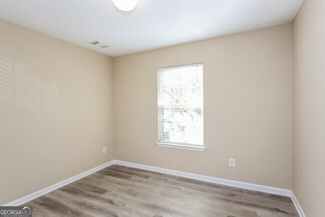 Building Photo - 906 Lakeside Ct