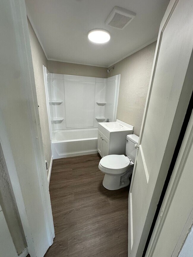 Building Photo - 2 Bedroom 1 Bath Home for Rent