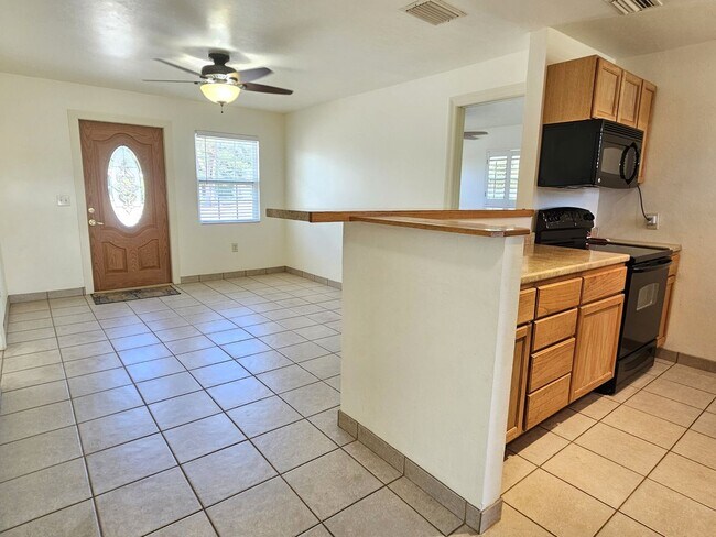 Building Photo - Annual Unfurnished 3 Bedroom 2 Bathroom Home in Nokomis!