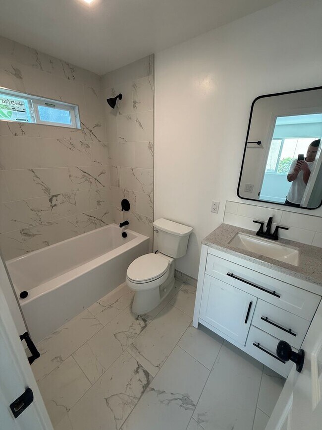 Building Photo - College Ave Triplex