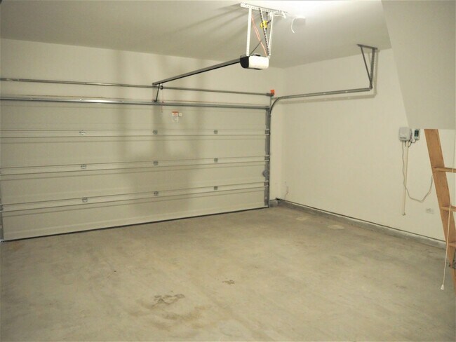 Building Photo - 1800 Lake Grove Dr