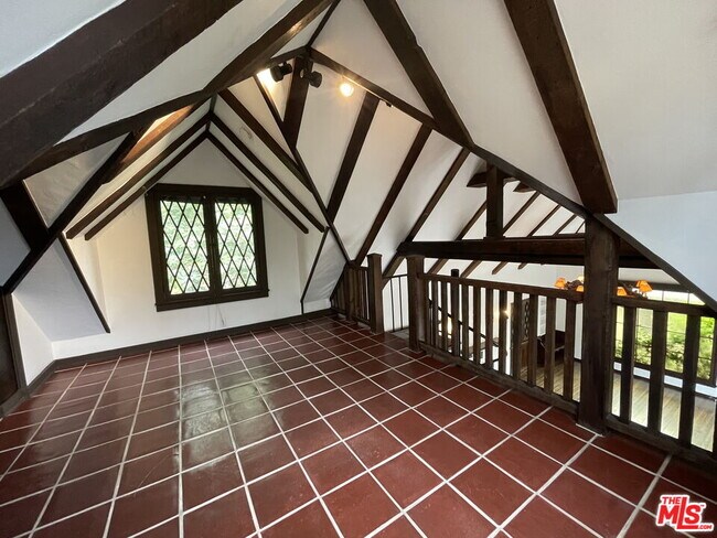 Building Photo - 2667 Lake View Terrace E