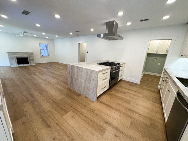 Building Photo - 1504 S Dodson Ave
