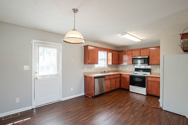 Building Photo - Pet Friendly with Fenced Yard!