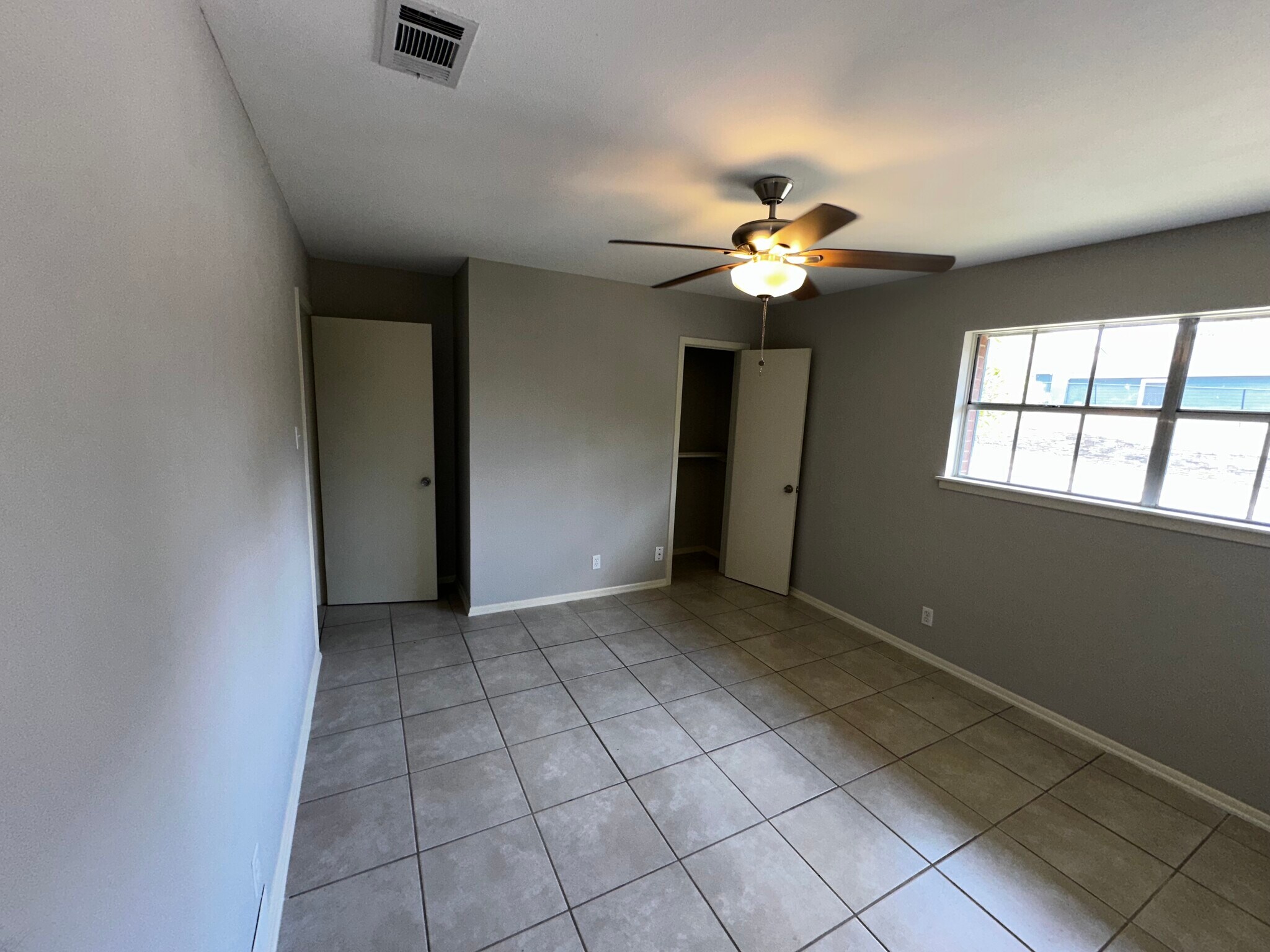 Building Photo - 2404 Parker Ln