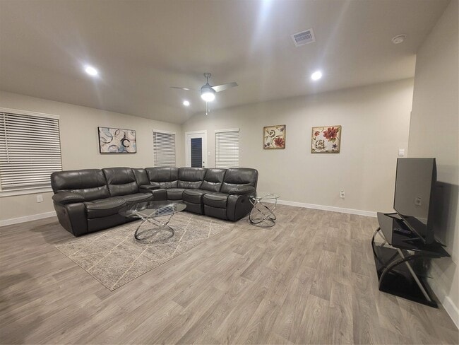 Building Photo - 12111 Bear River Dr