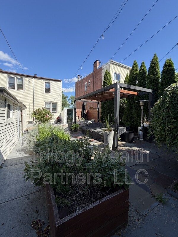 Building Photo - 638 N 5th St
