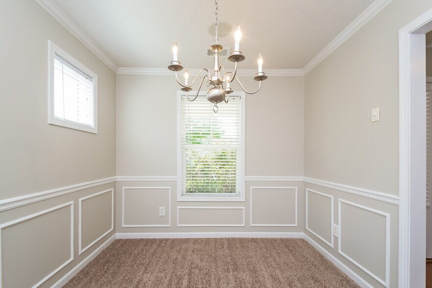 Building Photo - 42 Oakbrook Dr