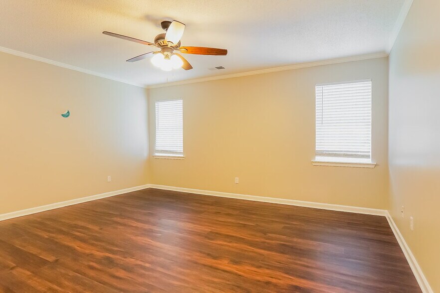 Building Photo - 215 Dolphin Ct