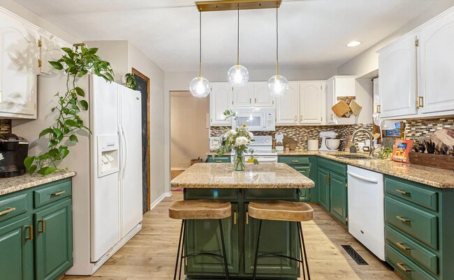 Building Photo - Gorgeous Millard Home!!