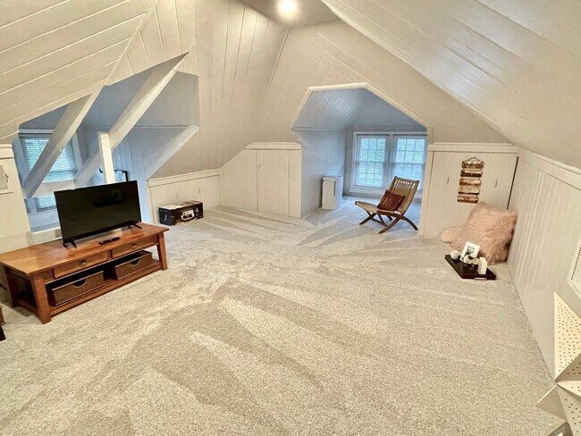 Building Photo - Charming Larchmont 4 Bedroom - 2 Sun Rooms...