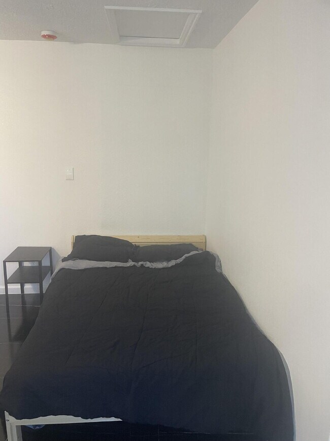 Building Photo - 521 Hoyt St