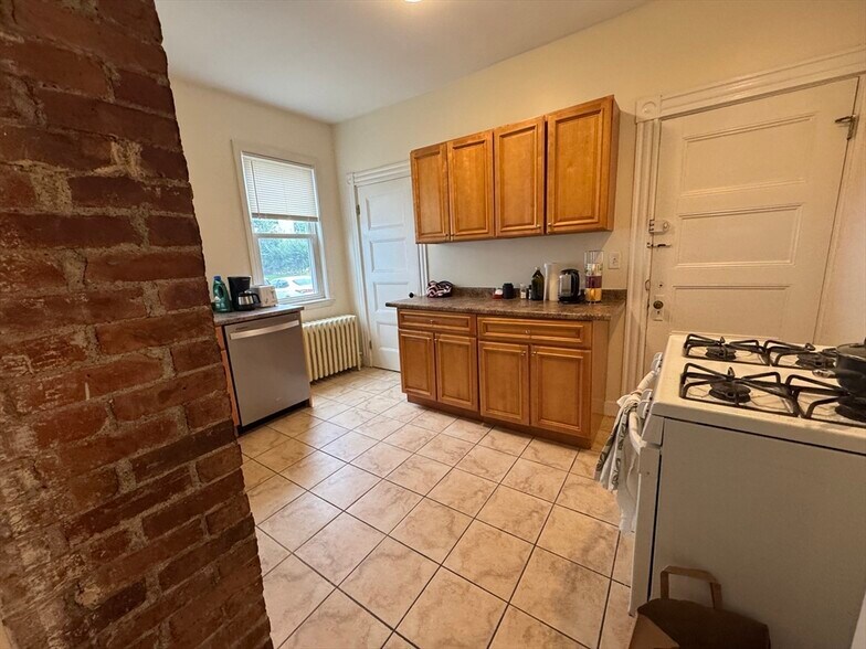 Building Photo - 75 Elmira St