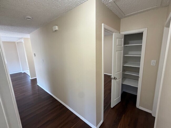 Building Photo - 3-Bedroom Rodeo Home with Brand New Kitchen!