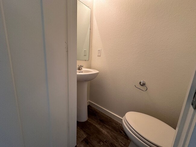 Building Photo - For Lease | 3 Bed, 2.5 Bath |1,688 Sq Ft |...